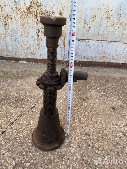 Домкрат винтовой