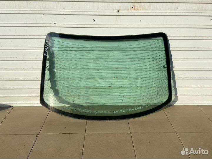 Стекло заднее Audi 100