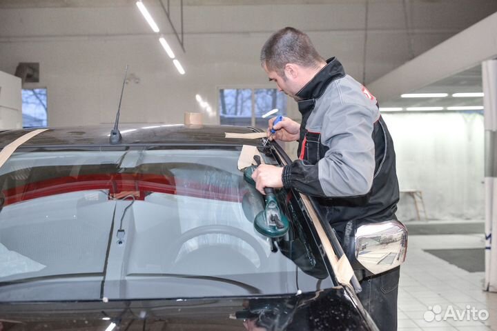 Лобовое стекло на Mitsubishi l200