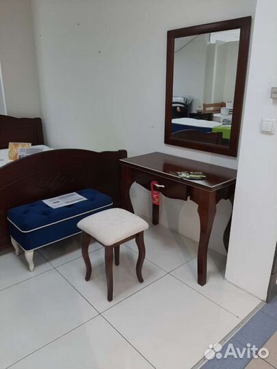 Дамский столик из массива