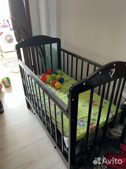 Детская кроватка с маятником и ящиком