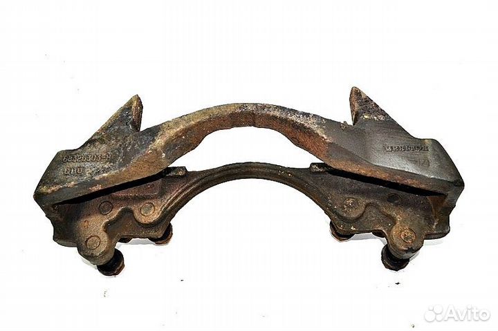 Скоба суппорта переднего моста, левая renault truc
