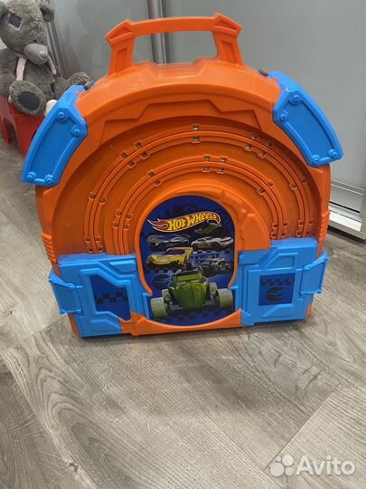 Гоночный трек Hot Wheels чемодан с машинками