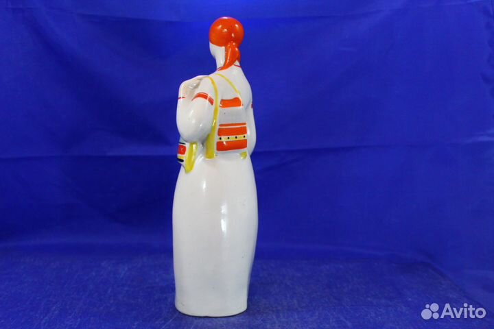 Высокая фарфоровая статуэтка Девушка из Мукачева