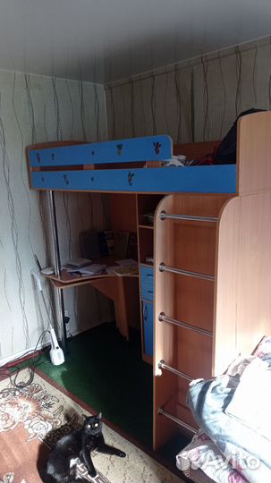 Детская кровать чердак со столом и шкафом