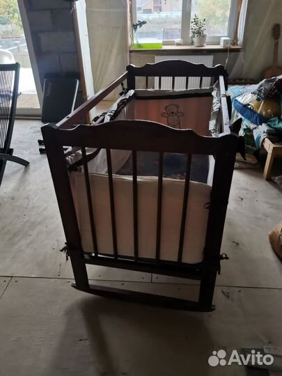 Детская кроватка с маятником