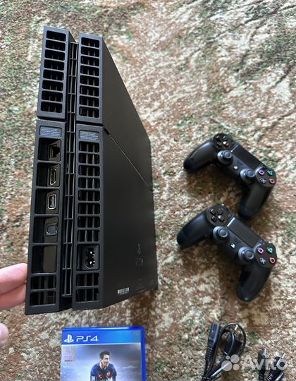 Sony PlayStation 4 + 2 Джоя + Диск FIFA