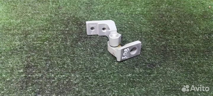 Петля двери задней правой верхняя Audi A8 D3 4E