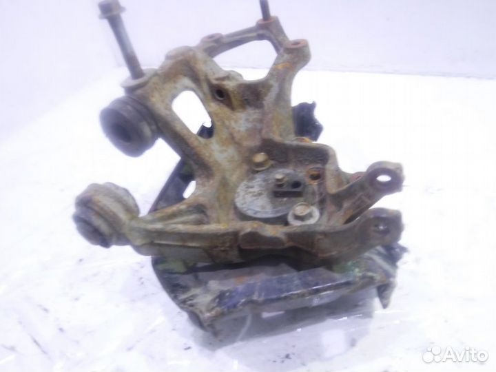 Кулак задний правый Мазда