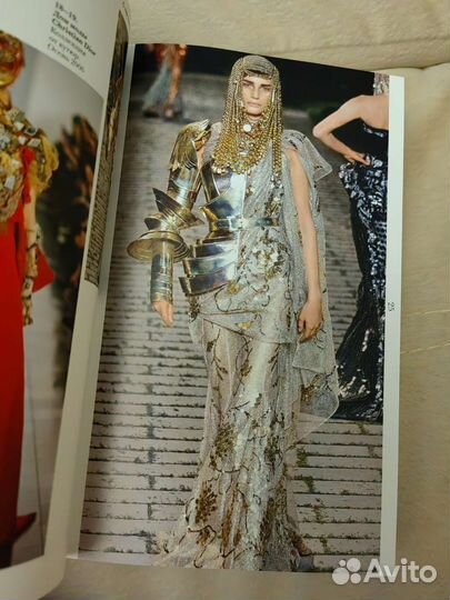 С картины на подиум Книга