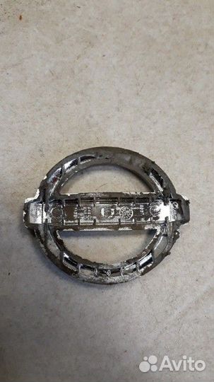 Эмблема крышки багажника Nissan Almera