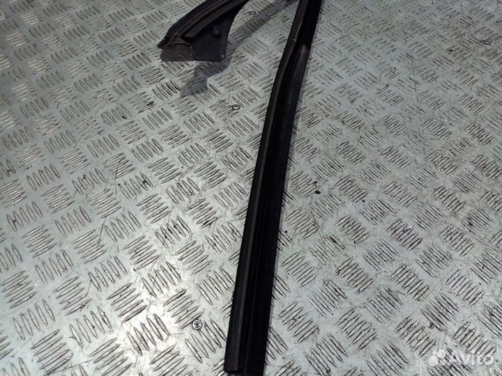 Б/У Уплотнитель стекла двери передней левой#002