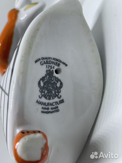 Фигурка лисы с петухом