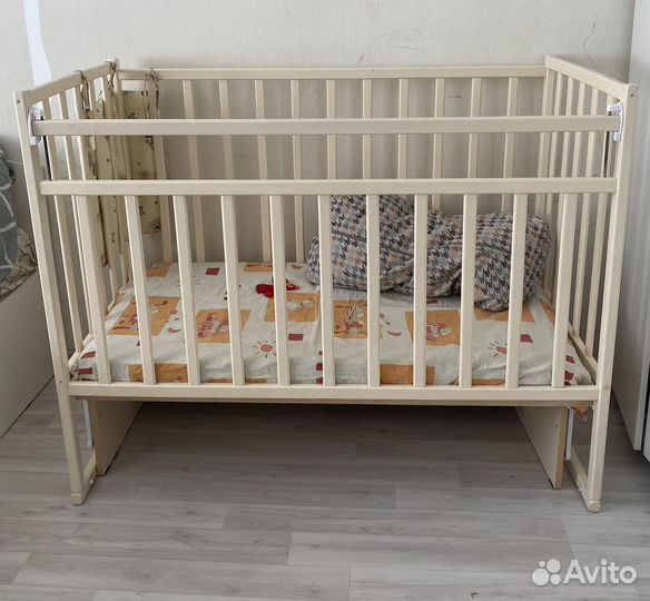 Детская кроватка с маятником