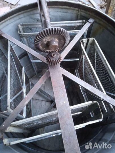 Медогонка 4 рамочная бу