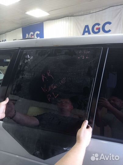 Стекло задней левой двери рендж ровер 322