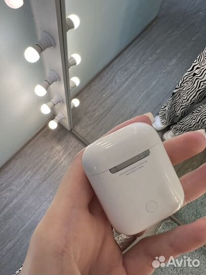 Наушники Airpods 1 (кейс и правый наушник )