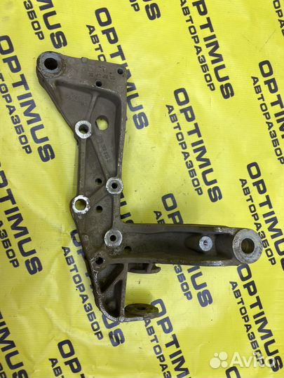 Кронштейн левого рычага Skoda Octavia A5