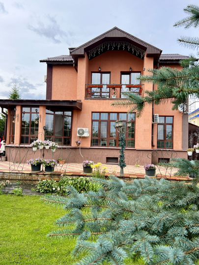 Коттедж 290 м² на участке 12 сот.