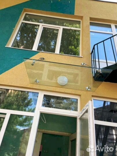 Козырек со стеклом на зажимной профиле