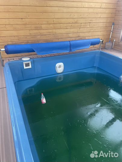 Бассей с павильоном