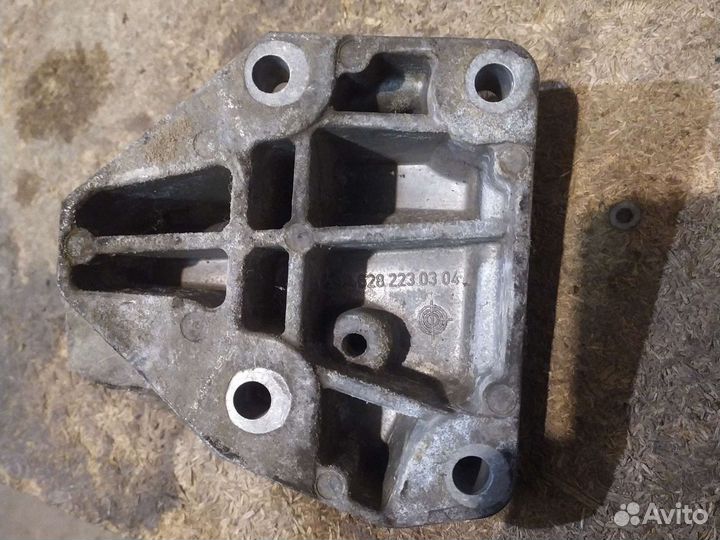 Кронштейн двигателя Мерседес