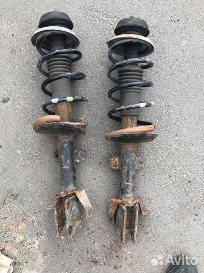 Передние амортизаторы Renault Daster 1