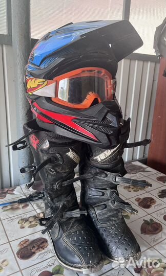 Мотоботы и шлем с очками