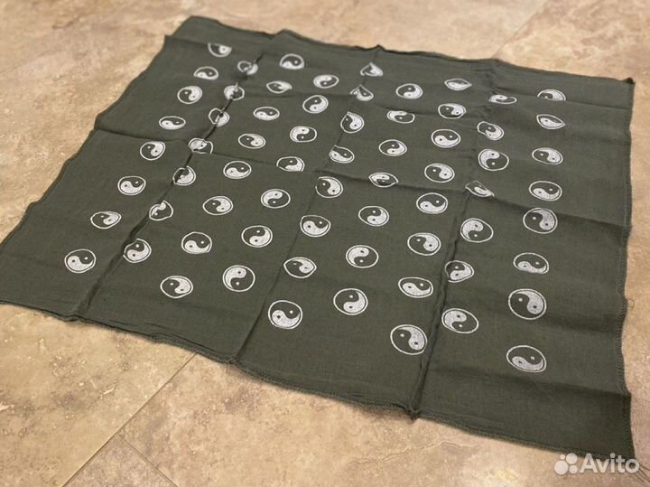 Платок принт инь янь инь и ян 50*50 новый