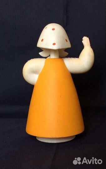 Качающаяся кукла советских времён