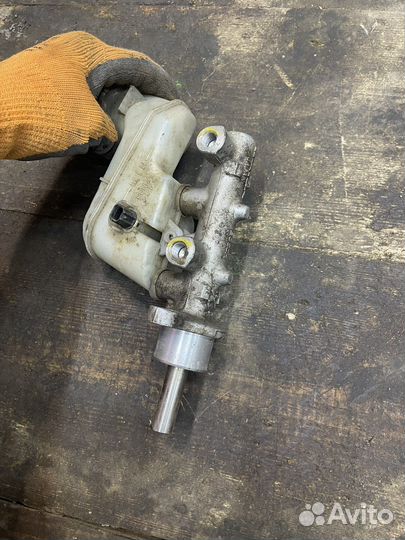 Главный тормозной цилиндр Honda Accord 7