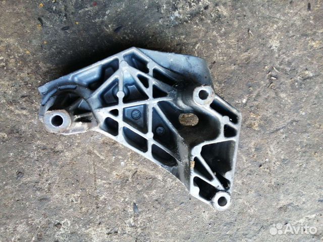 Кронштейн правый Volkswagen Golf, 1.8, AGU