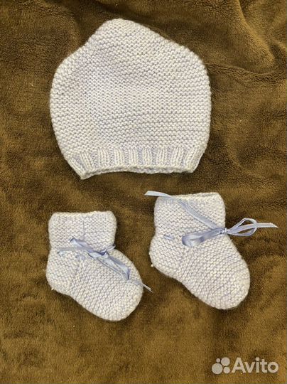 Шапка и пинетки вязаные