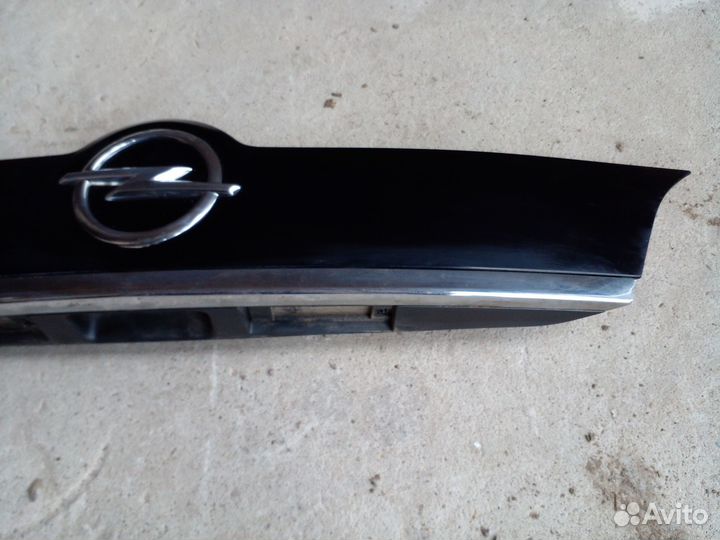 Накладка крышки багажника Opel Meriva B 2014 год