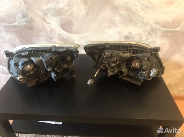 Передние фары Тойота Авенсис, оригиналы 2006 г