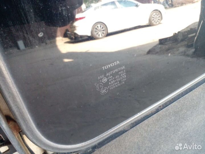 Стекло люка Toyota Land Cruiser 200 2011г