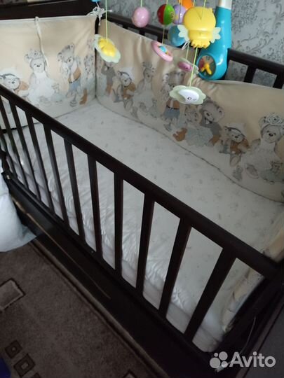 Детская кроватка с маятником