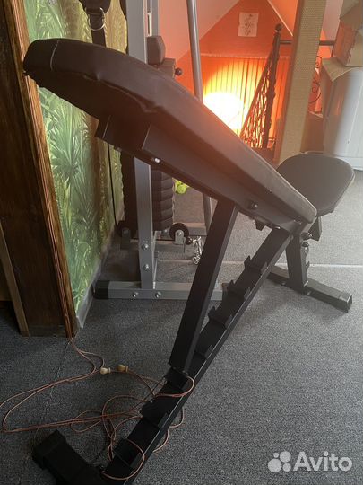 Силовой тренажер и скамья