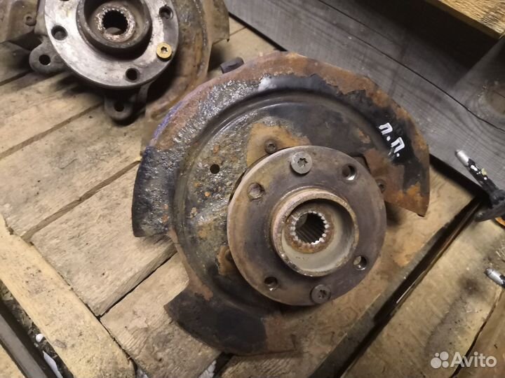 Ступица и поворотный кулак в сборе на логан