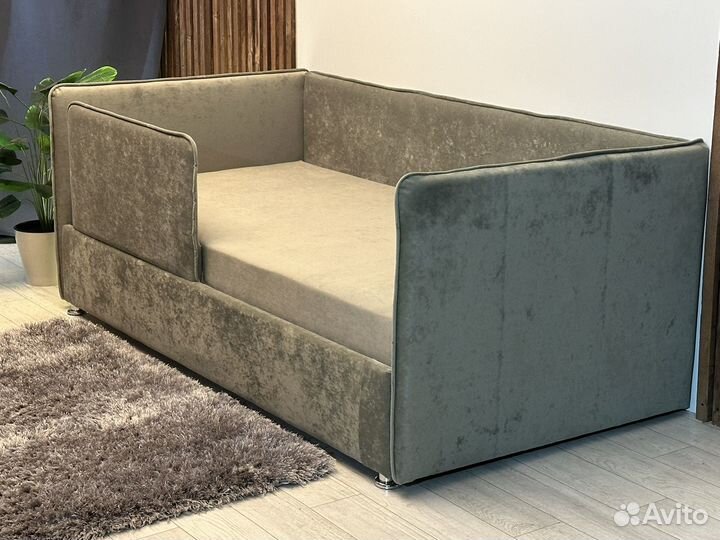 Детская кровать с бортиком