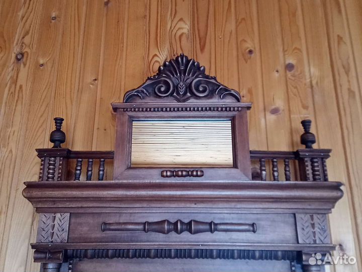 Старинное зеркало с консолью