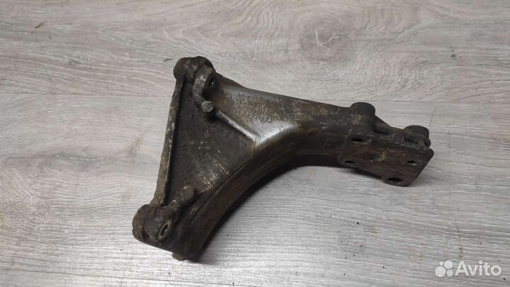 Кронштейн двигателя правый VW Passat B3 RP