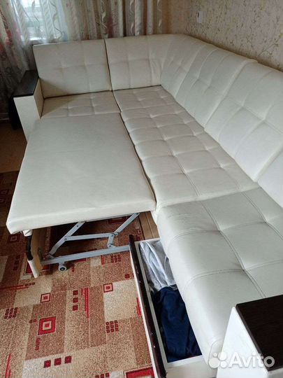 Белый кожаный диван