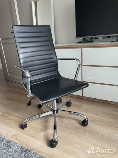 Офисное кресло