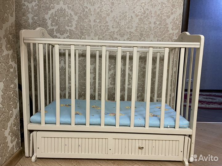 Детская кроватка с маятником и ящиком