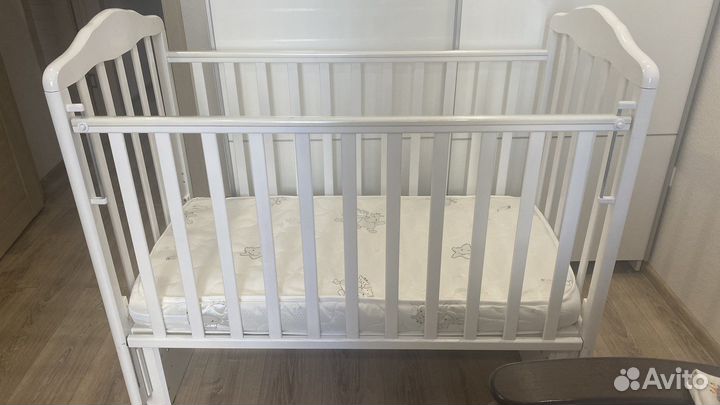 Детская кроватка с маятником и матрасом