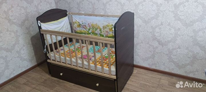 Детская кроватка с маятником и ящиком