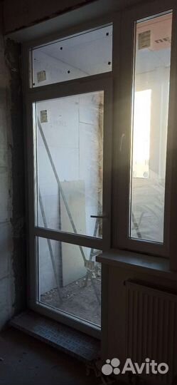 Оконный блок с дверью, новый от застройщика