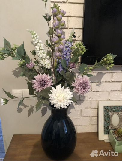 Искусственные цветы на кладбище