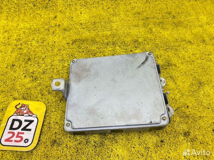 Блок управления двс передний Toyota Land Cruiser